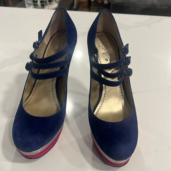 Lightly worn blue and magenta pump. - Picture 2 of 8